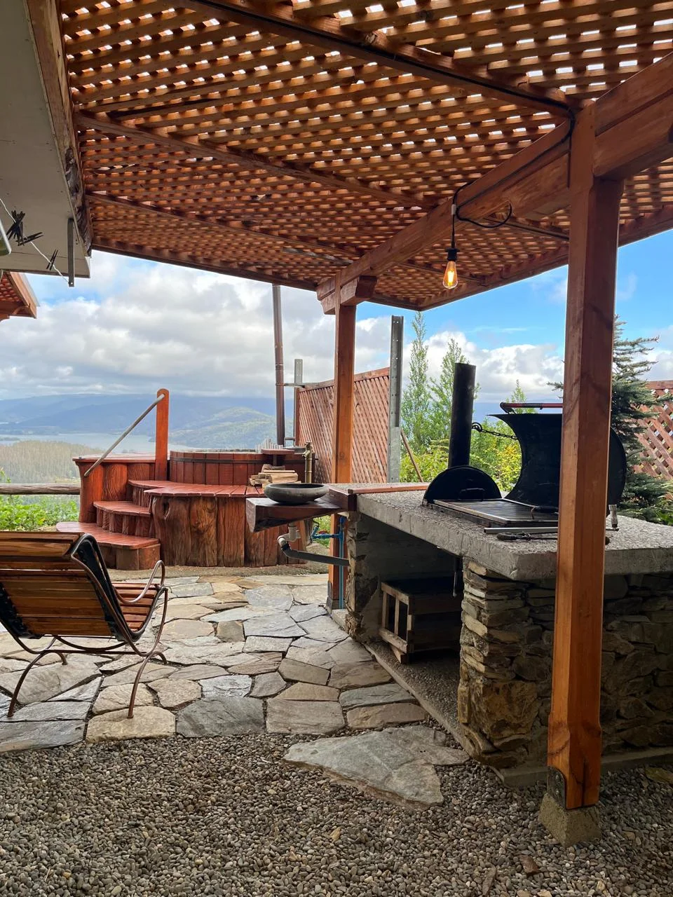Cabaña 1: Terraza y quincho con vista